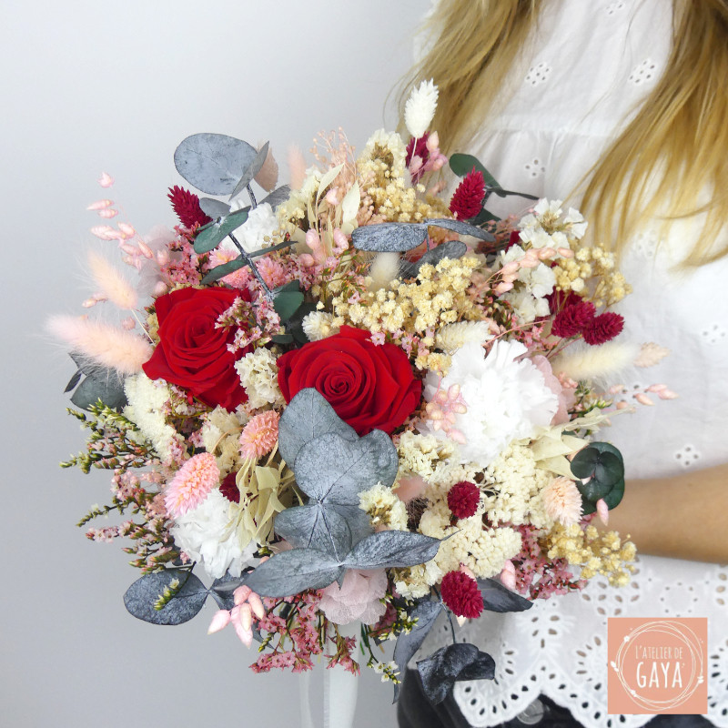 Bouquet de mariée en fleurs séchées et stabilisées rouge et blanc, création artisanale par L’Atelier de Gaya.