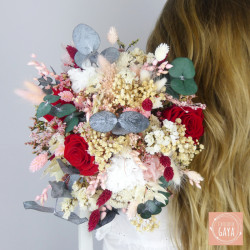 Detail of the Éclat Passion bouquet – red roses, gypsophila, and soft pink flowers.