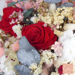 Bouquet de mariage bohème chic en fleurs séchées rouges, blanches et rosées.