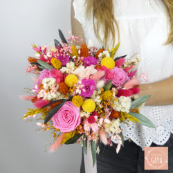 Détail des fleurs séchées : roses stabilisées, craspedias jaunes et phalaris orangés.