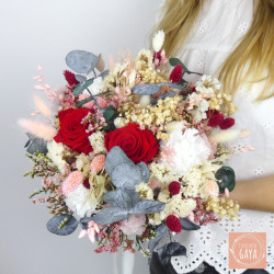 Bouquet de mariée en fleurs séchées et stabilisées rouge et blanc, création artisanale par L’Atelier de Gaya.